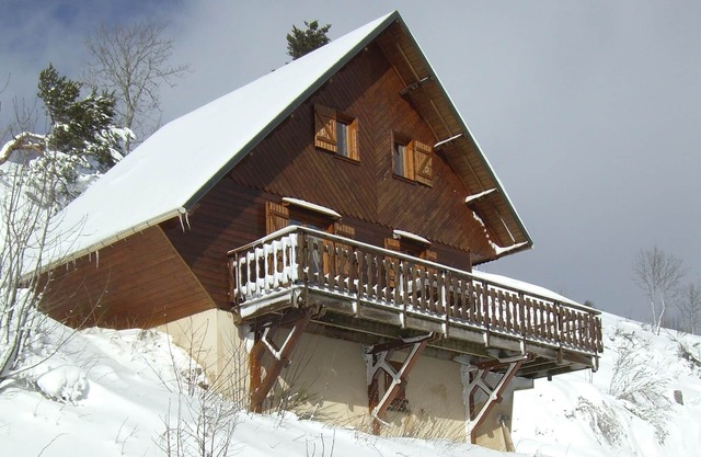 CHALET SUR FLANC DE COLLINE A BESSE PROMO in September