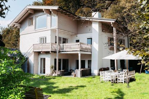 Chalet Happy Family, secluded location, 15 min to salzburg and just short to t lakes sound of music, BBQ&bikes&sunbeds for free, up to 14p