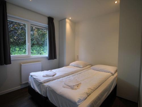 Chalet in De Bult by the pond