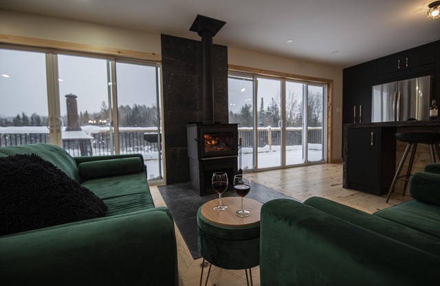 Chalet l'Évasion with hot tub on the Picanoc river