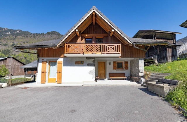 Chalet 'Les Laouchets - 8 Pers' with Mountain View, Balcony and Wi-Fi