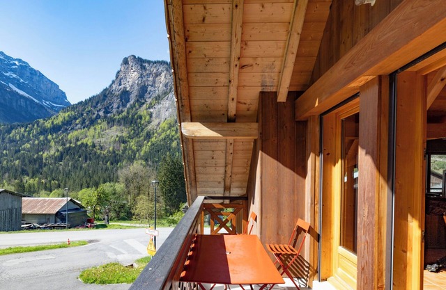 Chalet 'Les Salamanes - 6-7 Pers' with Mountain View, Balcony and Wi-Fi