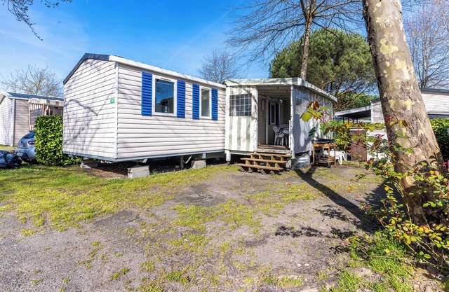 Chalet 'Mobilehome Véronique ' with Private Terrace, Wi-Fi and Air Conditioning