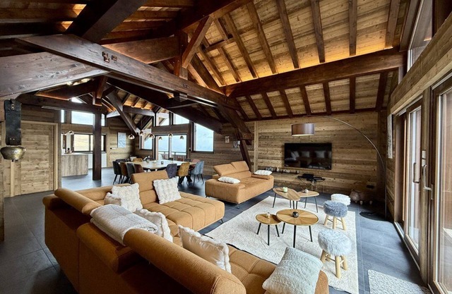 Chalet on the slopes with jacuzzi - up to 14 guests
