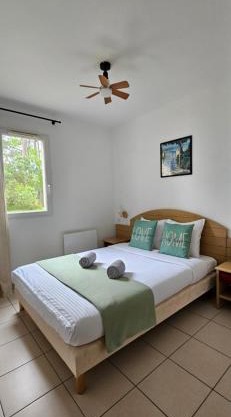 Chalet paisible à la plage, piscine et tennis
