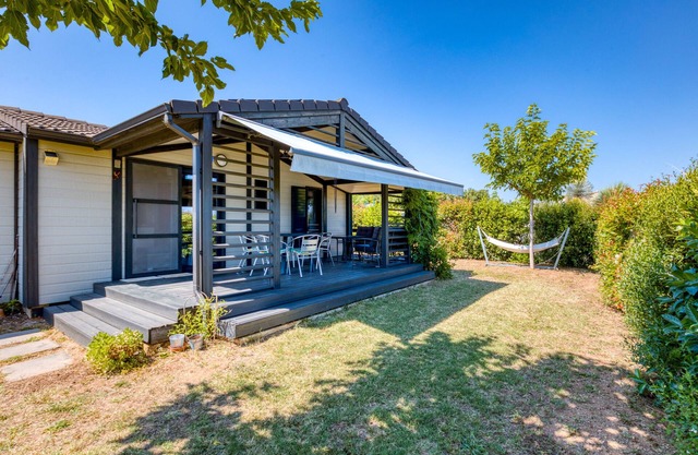 Chalet 'Pomérols' with Shared Pool, Private Terrace and Air Conditioning