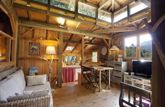 Chalet style cabin, built in the trees, away from the bustle, between sea and mountains