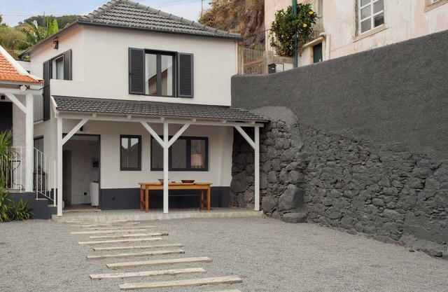 Chalet 'The Village Loft' with Sea View, Shared Terrace and Wi-Fi