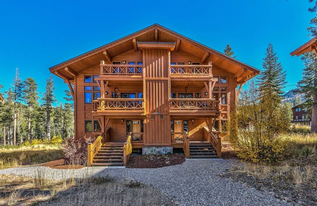 Chalet Town Home - Beautiful Townhome nestled in the California's Sierra