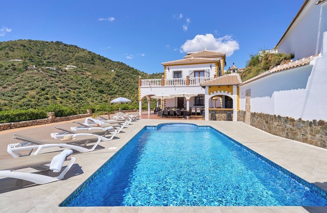 Chalet 'Villa Javier En Sayalonga' with Mountain View, Wi-Fi and Air Conditioning