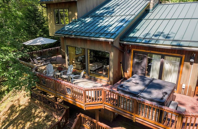 Chalet w/Hot Tub & Sauna Near Holiday Valley