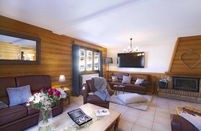 Chalet, wifi, 1st floor, terrace, balcony, fireplace or stove, parking, tv, ski locker, 300m²