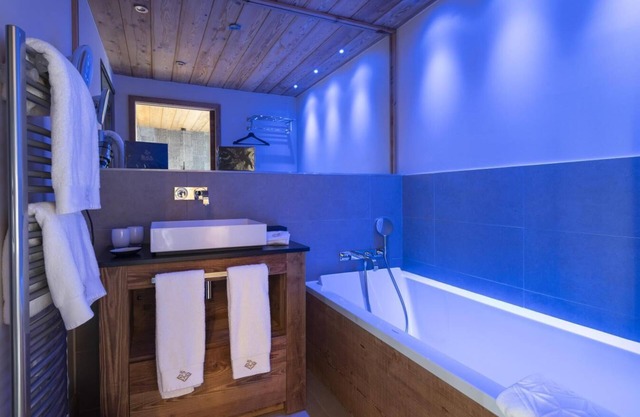 Chalet, wifi, 50m from ski slopes, sauna, hammam, terrace, balcony, fireplace or stove, tv