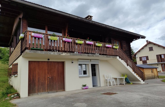 Chalet with fireplace (wood supplied) sleeps 10 (discount for stays of 3 nights or more)