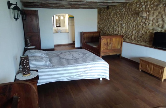 Chambre à la ferme au milieu des lavandes