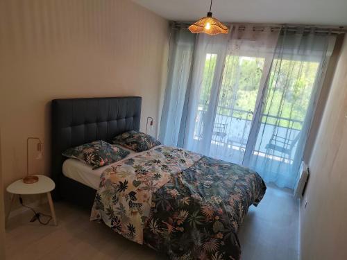 Chambre moderne avec balcon dans un appartement