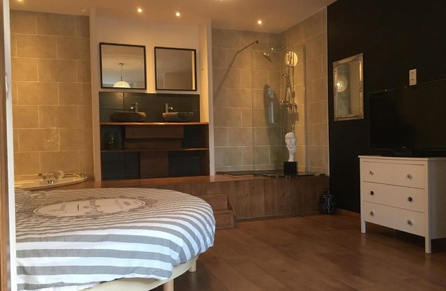 Chambre paisible avec vue sur la montagne