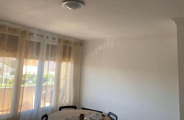 Chambre spacieuse et lumineuse est parfaite pour des vacances en famille