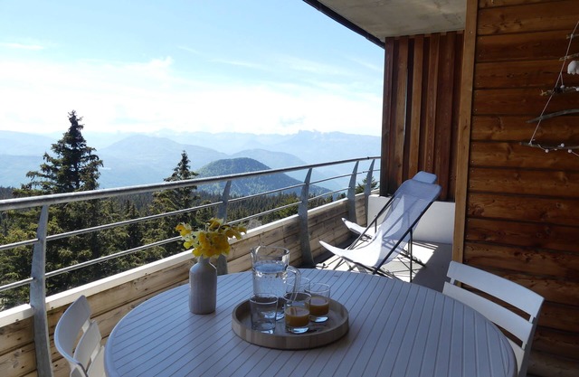 Chamrousse apartment at the foot of the slopes, panoramic view of the mountains