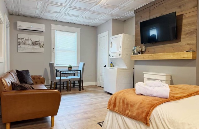 Chandler B - QUEEN 1BD/1BA Apt near Downtown