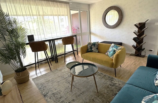 CHANTILLY, Cosy apartment, sleeps 6, wifi, metro 5 min walk