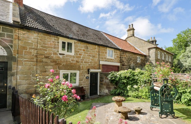 CHAPEL COTTAGE, pet friendly, with open fire in Saltburn-By-The-Sea