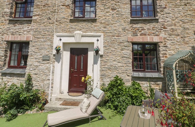 CHAPEL COTTAGE, pet friendly, luxury holiday cottage in Tywardreath
