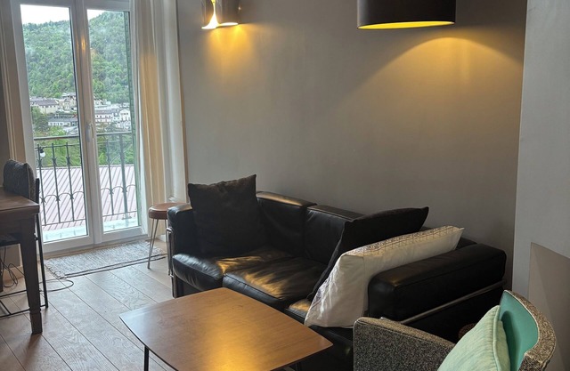 Character apartment with very good standing, overlooking the town of Saint Claude