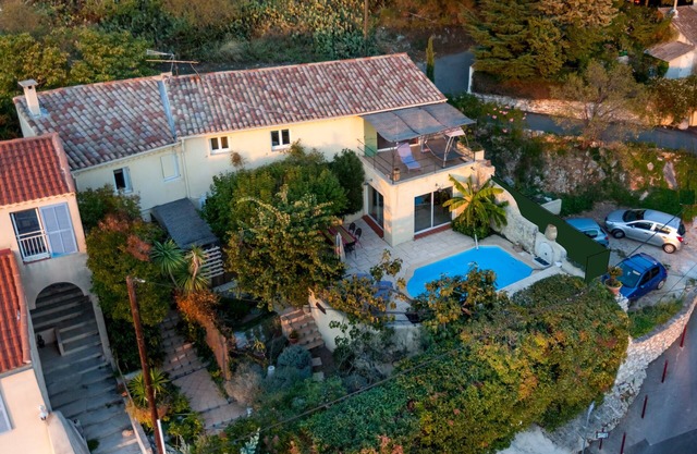 Character villa with swimming pool and panoramic view of Marseille harbor