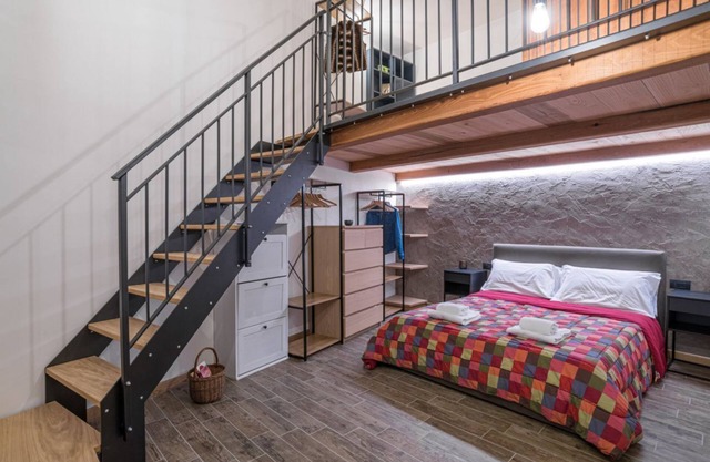 Characteristic newly renovated property located in a typical hamlet in the village of Moltrasio, a town in a strategic position just 9km from the center of Como and 25km from Menaggio! The house can accommodate up to 4 people and is accessed via a stairc