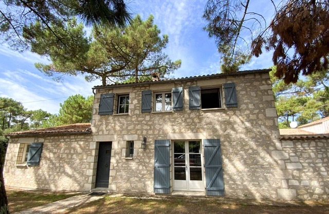 Charentais Villa with Pool for 8 People in La Palmyre