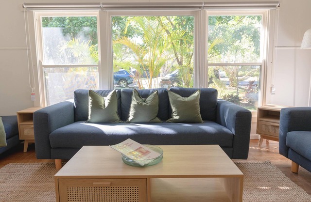 Charlies - Self contained 3 bedroom home in heart of Byron Bay. Pet Friendly.