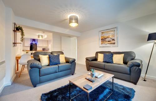 Charltons Bonds Apartments 2B by Week2Week