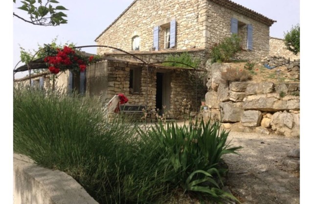 Charming cottage with pool facing the Luberon