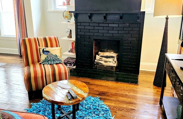 Charm in Larchmere! near Cleveland Clinic, CWRU, Univ Hosp, Downtown, w/Porch!