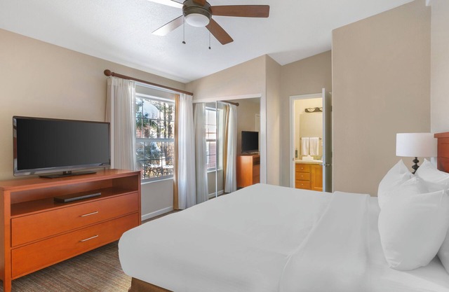 Charm & Relaxation in the Mountains! 3 Serene Units, Indoor Pool, BBQ Facilities, Sports Courts