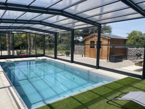 Charmante bergerie rénovée avec piscine chauffée intérieure - FR-1-489-471