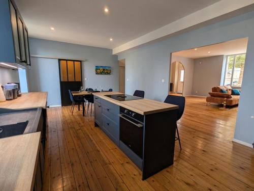 Charmante maison XIXe sur Jarnac avec 3 chambres, cour privative & parking - FR-1-653-280