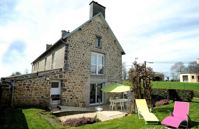 Charming Country House: WiFi, Wood Stove, Enclosed Garden, Near Mont Saint Michel