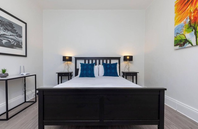 Charming 1 bedroom, park adjacent. city 5 minutes