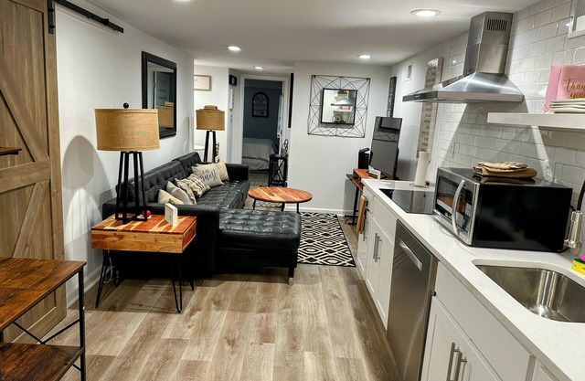 Charming 1-bedroom, 1 bathroom townhome in awesome Baltimore with WiFi, AC