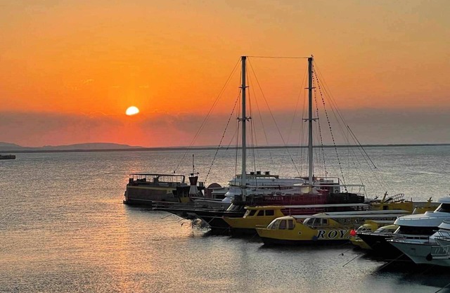 Charming 1-bedroom apartment with AC,Large terrace overlooking the red sea marin