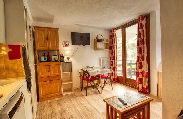 Charming 1-Bedroom Apartment with Mountain Corner, Ski Access, and West-Facing Balcony