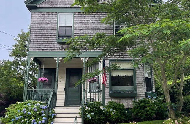 Charming 1-bedroom apartment with deck in enchanting Newport with AC, WiFi