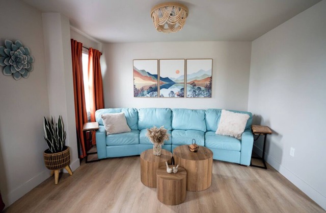 Charming 1-bedroom apartment. Pet friendly, King Bed, Washer & Dryer
