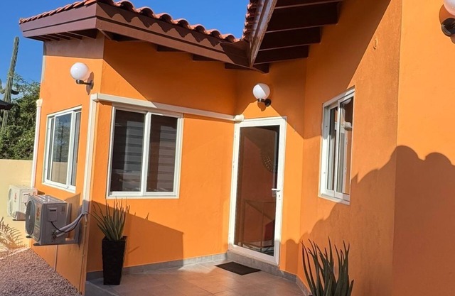 Charming 1-bedroom apartment in quaint Noord with WiFi, AC centralized .