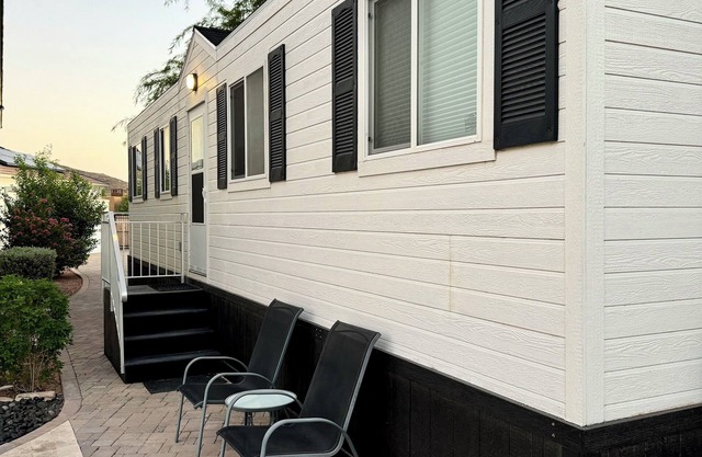 Charming 1-bedroom, bath - Tiny Home with WiFi, AC with a Pickleball Court