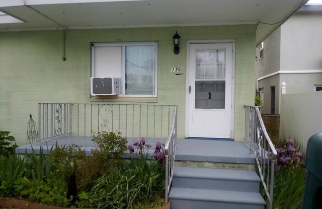 Charming 1-bedroom cottage in fantastic Wildwood with WiFi, AC