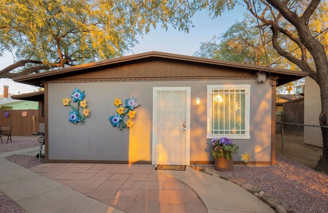 Charming 1-bedroom cottage in a central location with WiFi and private backyard