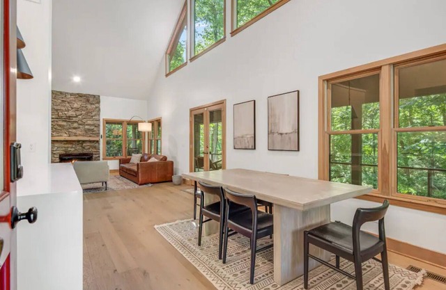 Charming 1-bedroom cottage with WiFi, AC in fabulous Tryon
